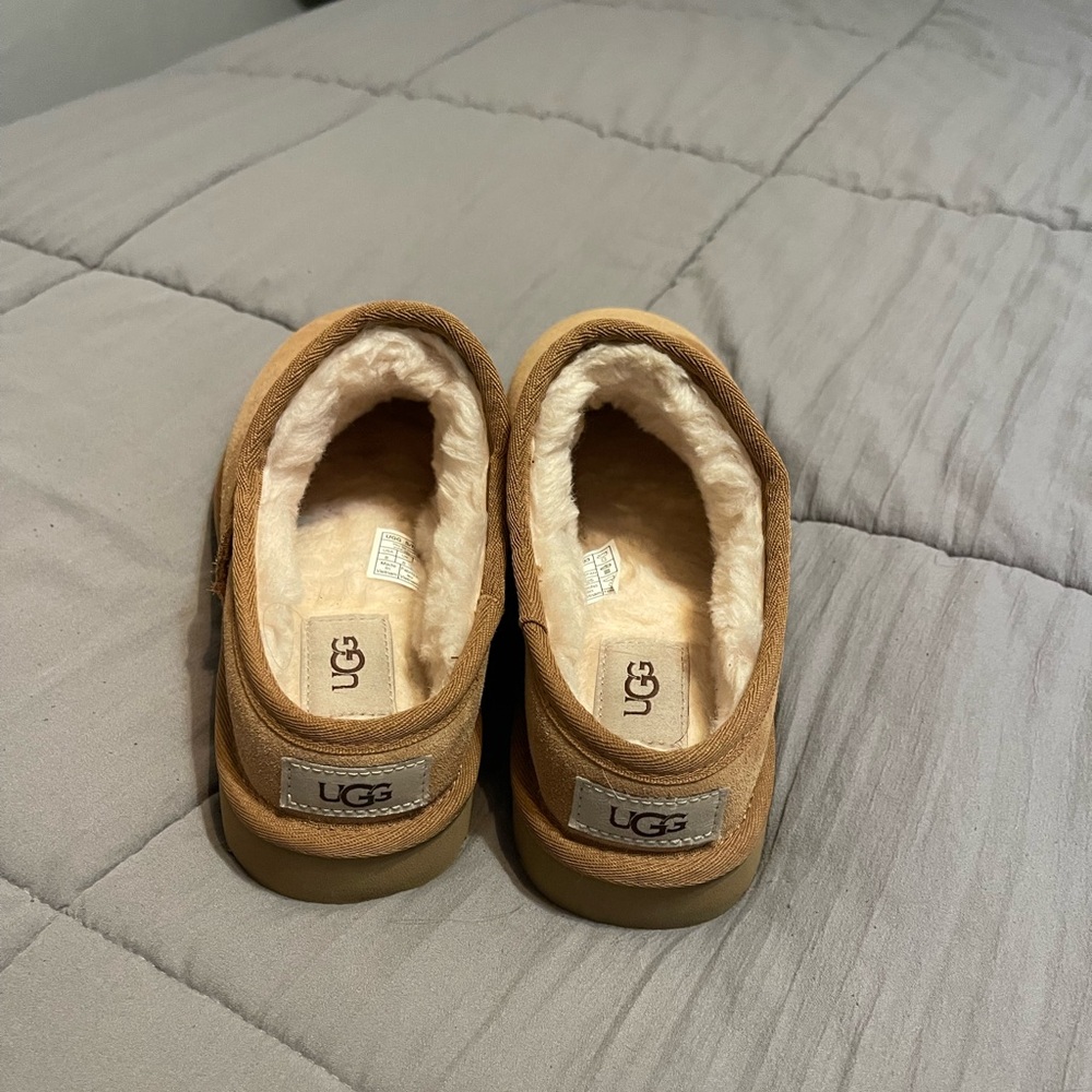 UGG SLIPPERS - LIKE NEW - Picture 3 of 6